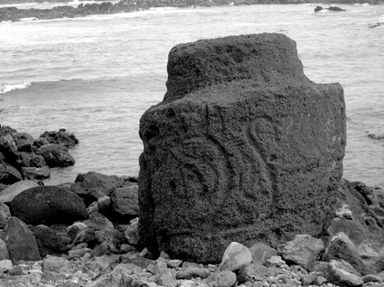 Pétroglyphes sur pukao -ou coiffe de pierre- qui surmontait les moais ©AM Ducroux